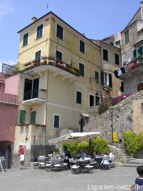 Bar in piazza a Cervo