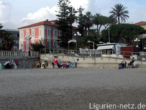 Pic-nic sulla spiaggia di  Diano Marina